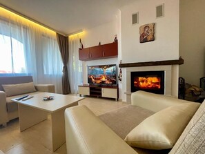 Älytelevisio, takka, musiikkikirjasto, videokirjasto