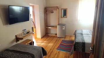 Tripla Standard, vista città | Una scrivania, Wi-Fi gratuito