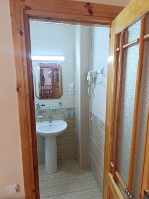 Tremannsrom – standard, byutsikt | Bad | Dusj, hårføner, håndklær og såpe