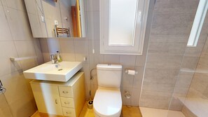 Een douche, handdoeken, toiletpapier