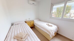 2 slaapkamers, een strijkplank/strijkijzer, gratis wifi, beddengoed