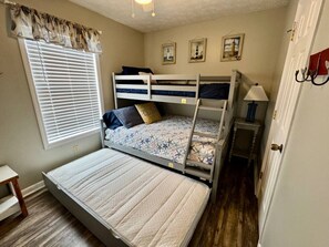 3 bedrooms, iron/ironing board, WiFi, bed sheets - Ever After Escape, Lake View and Covered Patio! (Myrtle Beach)