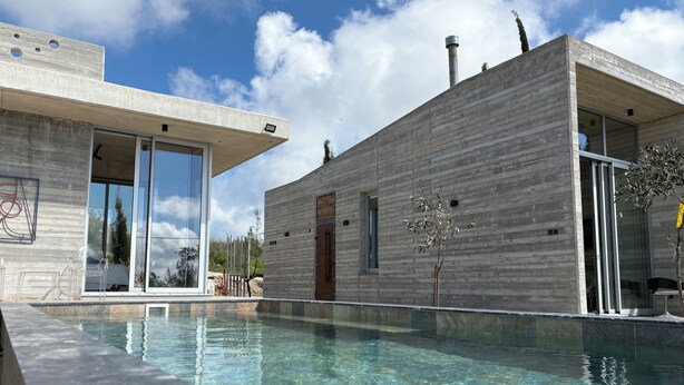 A modern house with a swimming pool, large windows, and a minimalist design. - Magia 22- Place for the Soul (Kathikas)