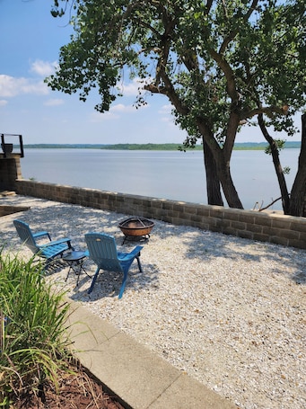 Terrace/patio. River Beach Guest House. Relax with breathtaking views of the Illinois River!