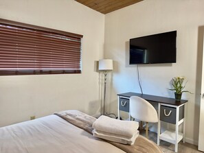 2 bedrooms, desk, iron/ironing board, WiFi