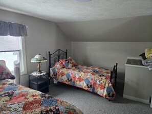 2 bedrooms, free WiFi, bed sheets - 2-bedroom country house in West Springfield, PA with WiFi, AC (West Springfield)