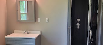 2-bedroom country house in West Springfield, PA with WiFi, AC