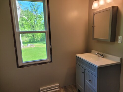 2-bedroom country house in West Springfield, PA with WiFi, AC