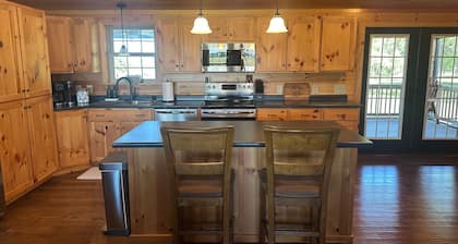 3-bedroom Secluded Farmhouse in Punta Gorda w/ Porch & Firepit Area