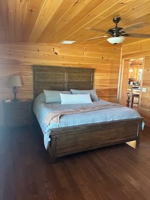 3 makuuhuonetta, silitysrauta/-lauta, Wi-Fi, vuodevaatteet