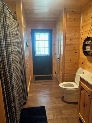 Douche, serviettes fournies, papier toilette