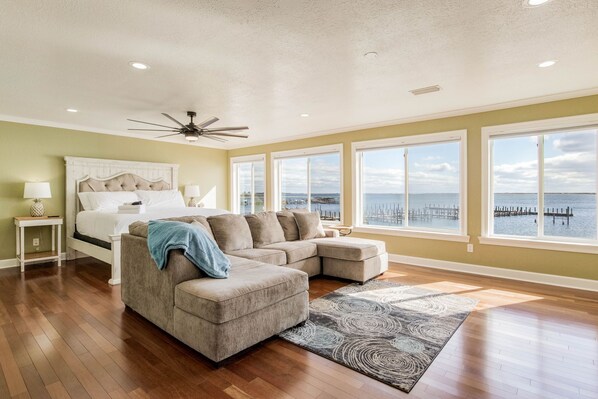 2 bedrooms, desk, iron/ironing board, WiFi