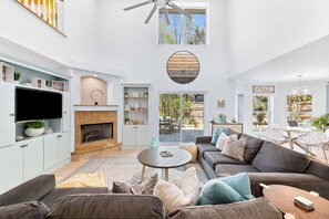 Smart TV - Gorgeous home w/ Pool+Spa, Huge backyard, Fire Pit, WALK to Beach, 10 min to DT (St. Augustine)