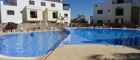 Una piscina al aire libre