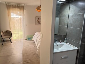 1 bedroom, iron/ironing board, travel cot, WiFi