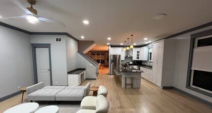 Birthday?Anniversary?Showers?3500 sq ft, sleeps 16