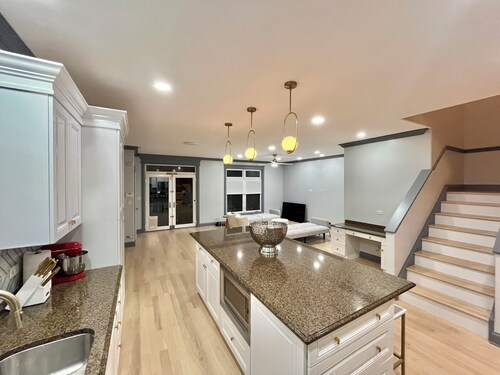 Birthday?Anniversary?Showers?3500 sq ft, sleeps 16