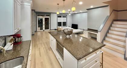 Birthday?Anniversary?Showers?3500 sq ft, sleeps 16