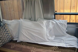 1 bedroom, desk, free WiFi, bed sheets - Cozy airstream escape, hot tub & lights (Concord)