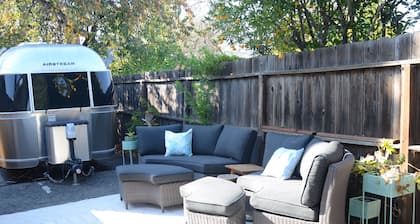 Unique Airstream stay w/ hot tub, 1 bd/1ba, WiFi, AC in lovely Concord CA