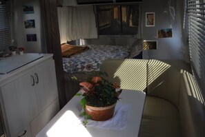 1 soverom, skrivebord, wi-fi (inkludert) og sengetøy