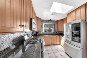 冷蔵庫、オーブン、調理器具と食器、ダイニングテーブル