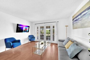 テレビ、卓球台