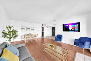 テレビ、卓球台