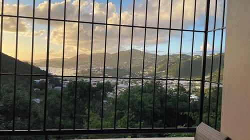 Charming 2-bedroom condo with WiFi, AC in brilliant St Thomas