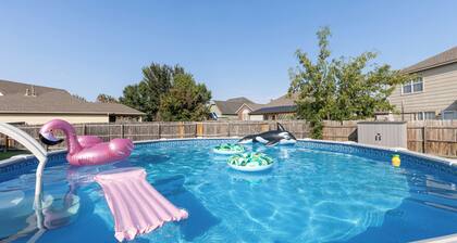 Beautiful Getaway: Pool, KING Bed, Big Kitchen