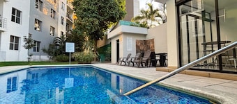 Delightful & Cozy APT in City Centre - Wifi, Pool