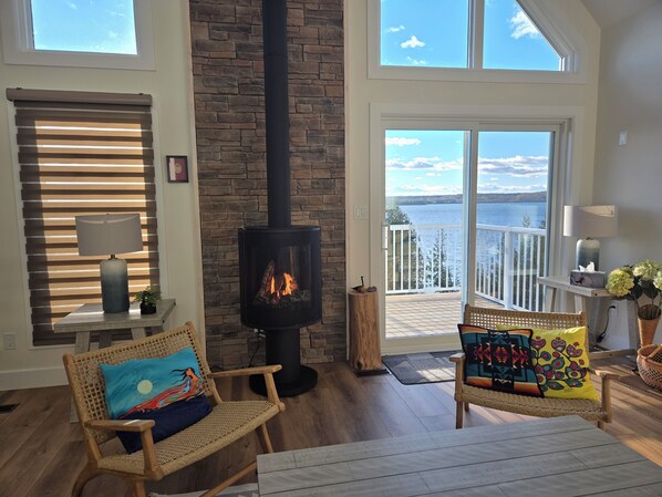 Living area - Giizhgok Geegabeek - Cedar Shore Cottages "Where Relaxation and Adventure Meet" (Wikwemikong)