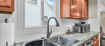 The Charming Home: 3-bedroom house, blocks to downtown Champaign, with WiFi, AC