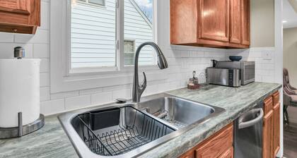 The Charming Home: 3-bedroom house, blocks to downtown Champaign, with WiFi, AC