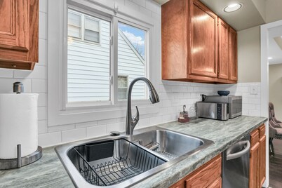 The Charming Home: 3-bedroom house, blocks to downtown Champaign, with WiFi, AC