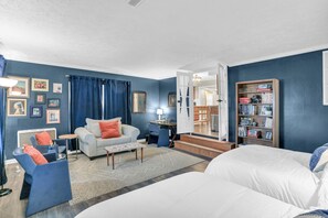 3 bedrooms, desk, iron/ironing board, free WiFi - The Charming Home: 3-bedroom house, blocks to downtown Champaign, with WiFi, AC (Champaign)