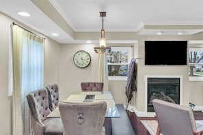 Dining - The Charming Home: 3-bedroom house, blocks to downtown Champaign, with WiFi, AC (Champaign)