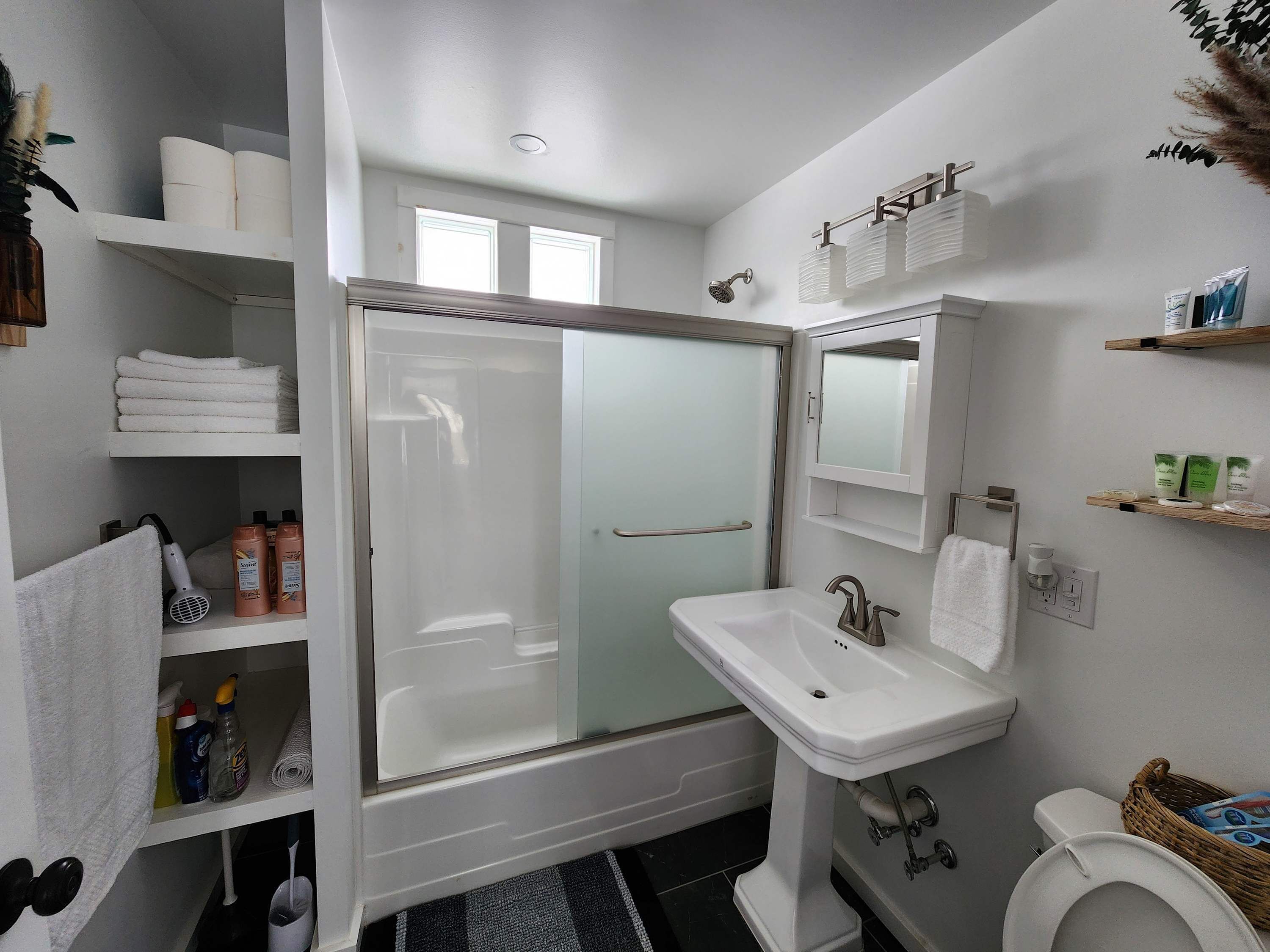 Een douche, een haardroger, handdoeken, shampoo