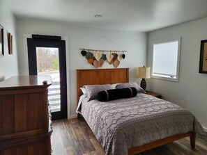 5 bedrooms, desk, iron/ironing board, WiFi - the Sugar Cube, a stunning, spacious, modern villa with an orchard maze (Ithaca)