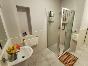 Hair dryer, towels, soap, toilet paper - DROGHEDA TOWN CENTER (Drogheda)