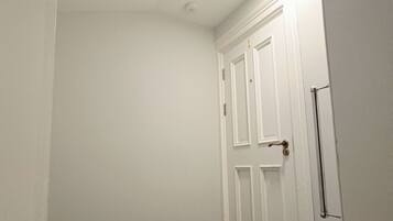 Hiustenkuivaaja, pyyhkeet, saippua, vessapaperi