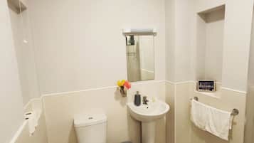 Secadora de cabello, toallas, jabón, papel de baño