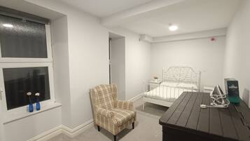 1 habitación y tabla de planchar con plancha