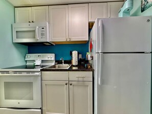 Microonde, forno, piano cottura, macchina per tè/caffè