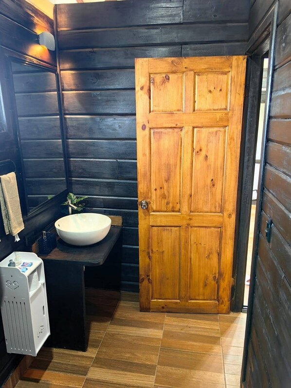 基础小屋, 1 张特大床, 山景 | 浴室 | 淋浴设施、大花洒淋浴喷头、免费洗浴用品、浴袍