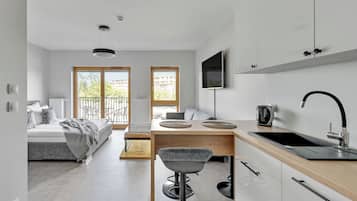 Studio Suite, Balcony | Private kitchen