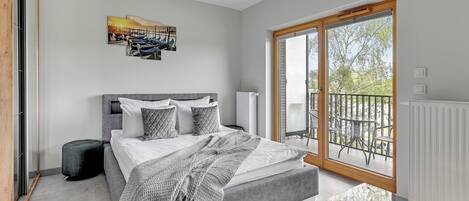 Studio Suite, Balcony | Iron/ironing board, free WiFi