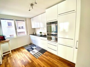 Fridge, oven, stovetop, dishwasher - City Views & Comfort at Schaffhauserplatz (Zürich)