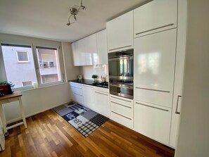 Kühlschrank, Ofen, Herdplatte, Geschirrspüler