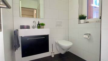 Haartrockner, Handtücher, Seife, Toilettenpapier